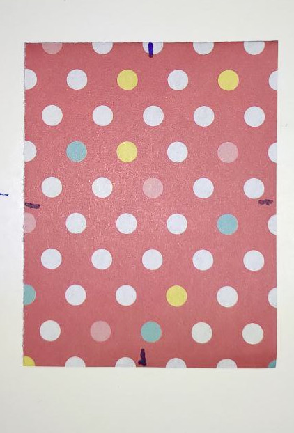 在每邊的中間點加上記號(或摺㾗)